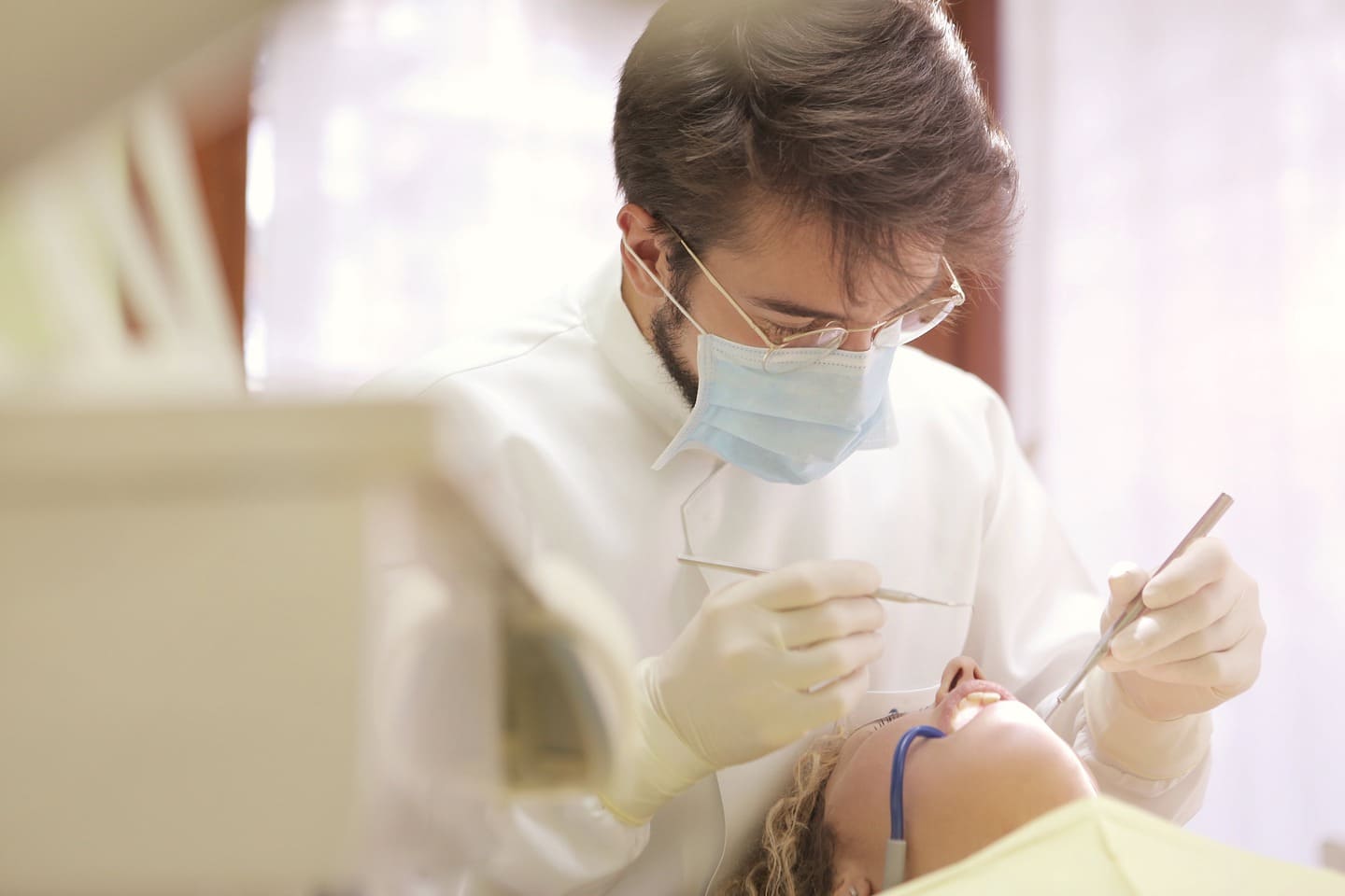 Who is a periodontist?